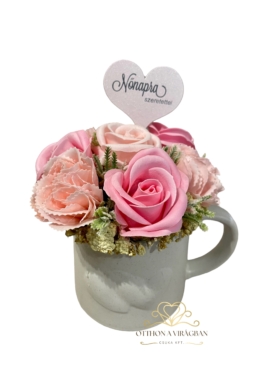 Tavaszi bögrés dísz rózsaszín virágokkal