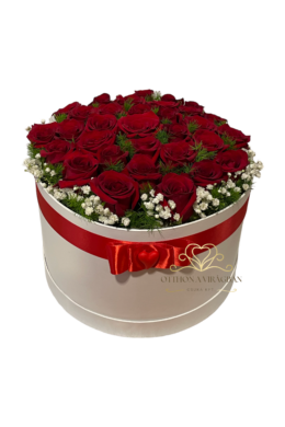 Kerek virágbox 30 szál bordó rózsából laposan díszitve 