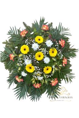 Álló koszorú vegyes virágokból fehér-citrom-narancs színben 70cm