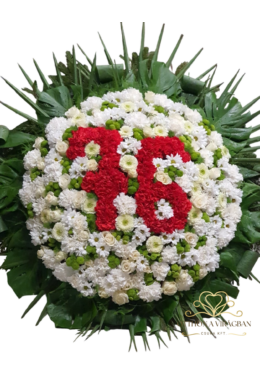 Álló koszorú piros szegfűből évszámmal, körben vegyes virág fehér és zöld színben 110cm