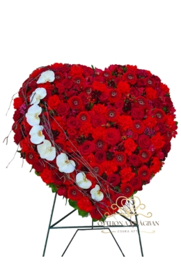 Szív formájú koszorú állványon, piros vegyes virágból 90cm
