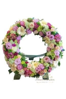 Lyukas kör formájú koszorú vegyes virágból krém, rózsaszín és zöld színben 60cm