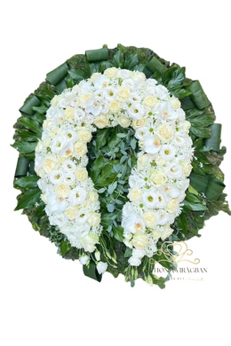 80cm Félálló koszorú vegyes virágból fehér színben patkó formára díszítve 
