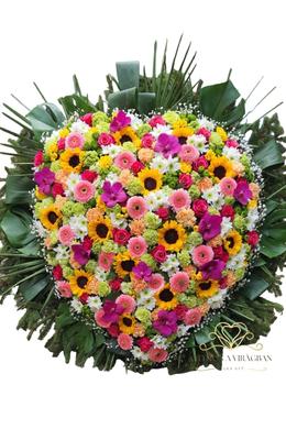 Álló koszorú vegyes virágból szív formára díszítve napraforgóval 110cm