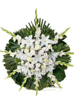 Álló koszorú vegyes virágból fehér színben rózsával és kardvirággal 90cm