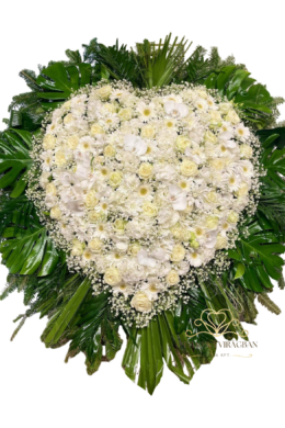 Álló koszorú fehér vegyes virágból szív formára díszítve orchideával és rózsával 120cm
