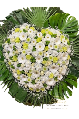 120cm Álló koszorú fehér és zöld vegyes virágból tömören szív formára rakva