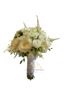 Félgömb alakú menyasszonyi csokor fehér vegyes virágból