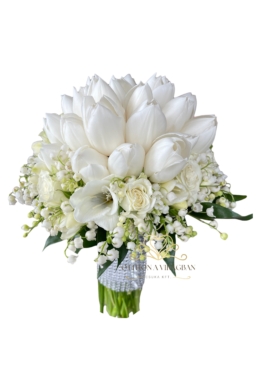 Félgömb formájú menyasszonyi csokor fehér tulipánból és fehér virágokból