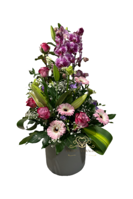 Kaspós virágtál cserepes orchideával és vágott virágokkal