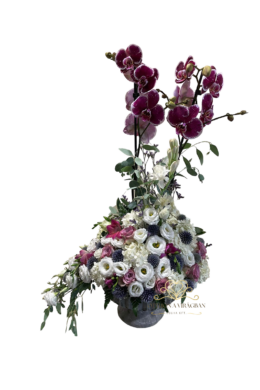 Kaspós virágtál cserepes orchideával és vágott virágokkal fehér és pink színekben