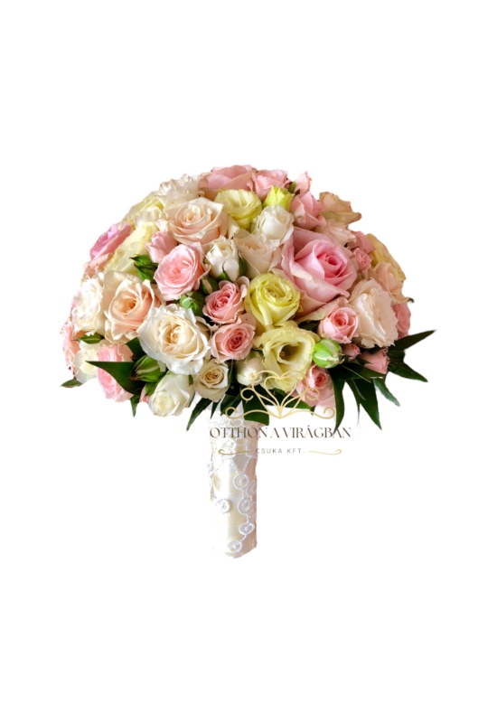 Félgömb alakú menyasszonyi csokor különböző rózsákból pasztell színben